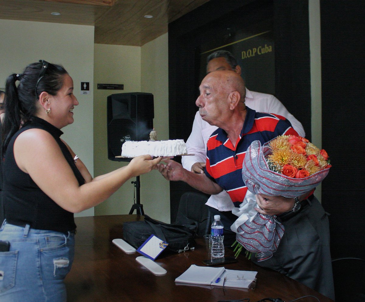 karlamcb2013's tweet photo. Hoy sopla una velita más, el líder del Movimiento de Maestros del Ron Cubano. Todos los trabajadores de la Corporación @CubaRonSA lo felicitamos en su día. 
Felicidades Juanca como cariñosamente le digo. 
@AlbertoLopezcu @AndroAbon @OrlandoBorrero7 @LidiceFernndez6 @LimayDeler https://t.co/F1u0NCRpFO