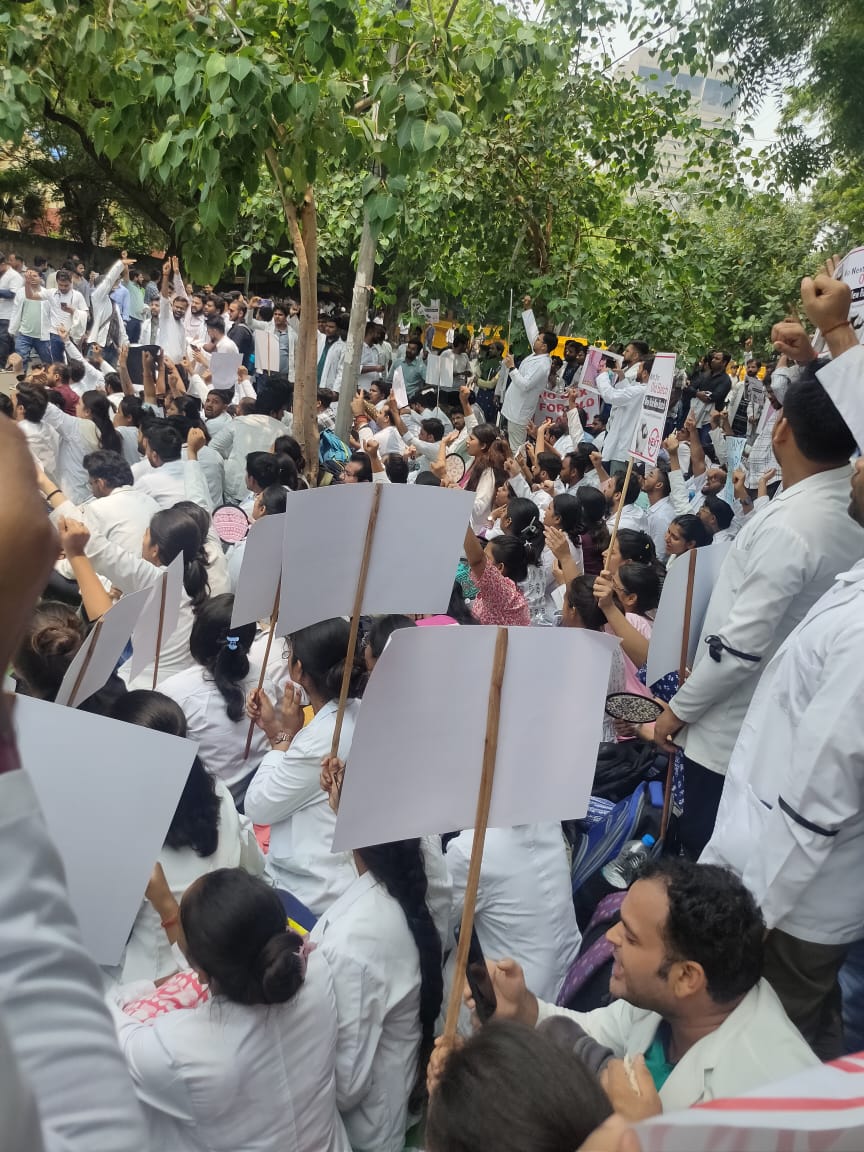 AkshyataSri's tweet photo. NEW BATCH NEW RULE
#NONEXTEXAM #JusticeForAYUSHStudents #NewRuleNewBatch #boycottnext https://t.co/kbrL9vU1P4