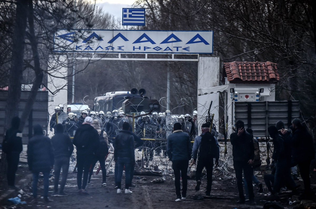 visegrad24's tweet photo. BREAKING:
A Greek border guard was just shot while trying to stop a large group of illegal migrants from storming the border
He was shot from the Turkish side and is in critical condition.
🇬🇷🇹🇷 https://t.co/kPvg9k1lUL