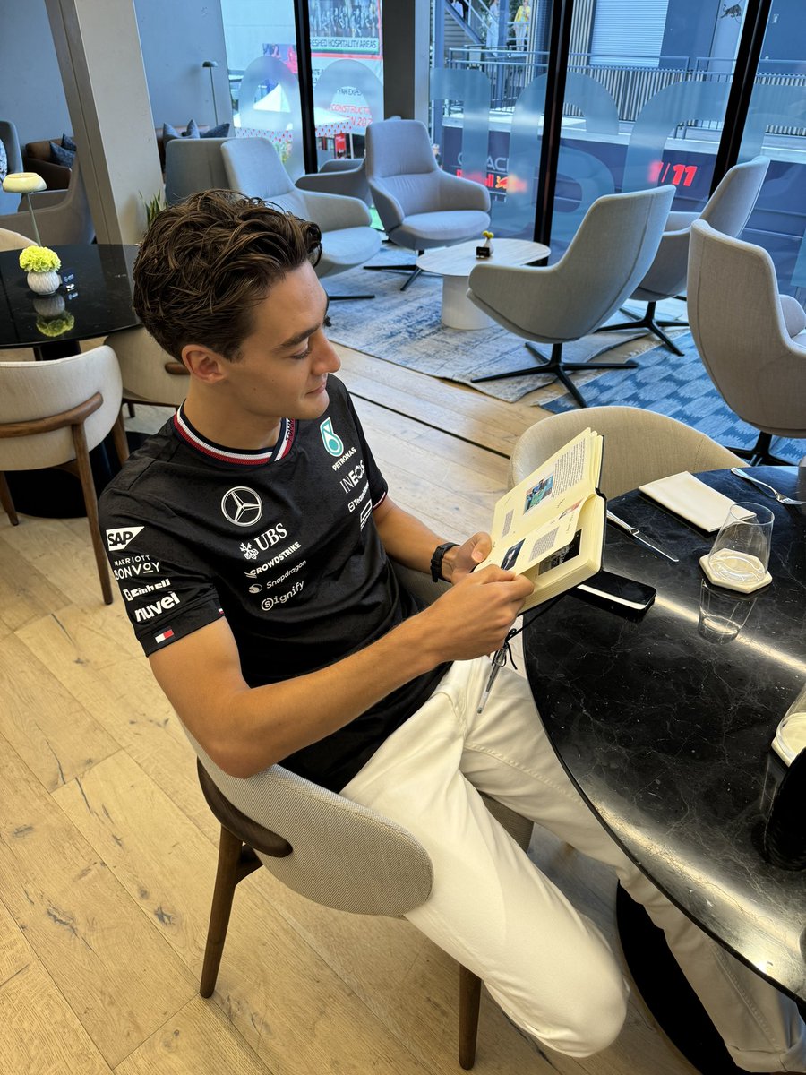 russellius's tweet image. 🚨✍️ the best update:
George got the fanbook!! 🥹
Thank you so much to everyone once more for contributing to this little book, and THE absolute biggest thank you goes to @MercedesAMGF1 for their help in making this happen!! 💙
I have no words... 🥹💙