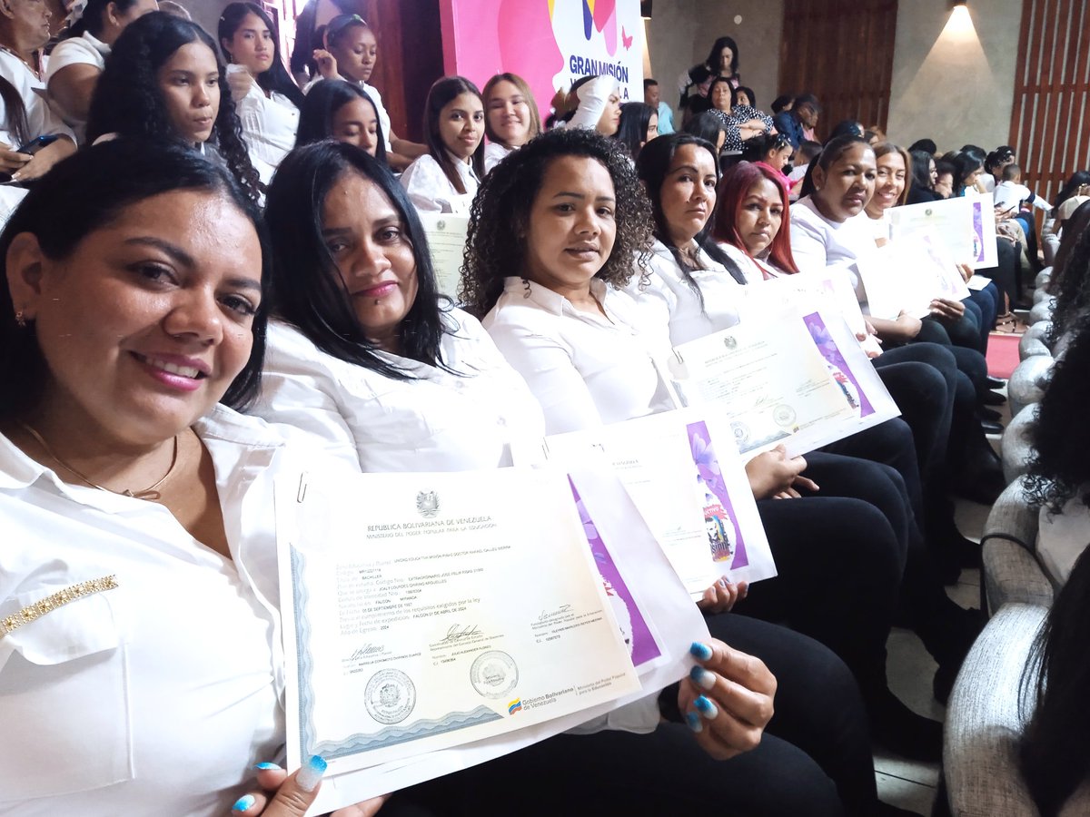 cdcefalcon's tweet photo. 113 mujeres falconianas recibieron su título de bachiller, como parte del Vértice Dos de Edúcate Venezuela Mujer, desde el auditorio María Mercedes Colina de Coro.
Síguenos 📲 
@NicolasMaduro 
@_LaAvanzadora 
@MPPEDUCACION https://t.co/qylME4uC85