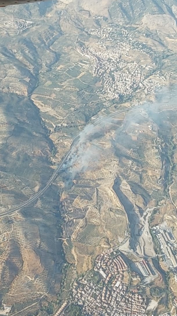 Plan_INFOCA's tweet photo. 🔴 ACTIVO ⏰ 16:40 horas | #IFVíznar

ACTUALIZACIÓN DE MEDIOS:
👨‍🚒 90 efectivos por tierra 
🚁 6 de transporte y extinción
🛩️ 7 de carga en tierra, 1 ACO,  2 anfibios ligeros y 2 pesados
🚒 4 autobombas https://t.co/qNJBI81gJu