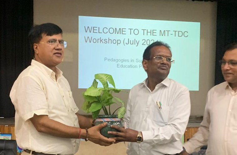 IamCJha's tweet photo. Got an opportunity to co-facilitate a session on #EducationalAITools as per #NEP2020 guidelines with @mtdeepakmittal
Discussed @magicschoolai & @quizizz & many more tools with fellow educators
Gratitude @ddesouth Dr. @ashokktyagi1 Sir for trusting us!
@Dir_Education @PbpandeyB https://t.co/B2zHNzEnoP