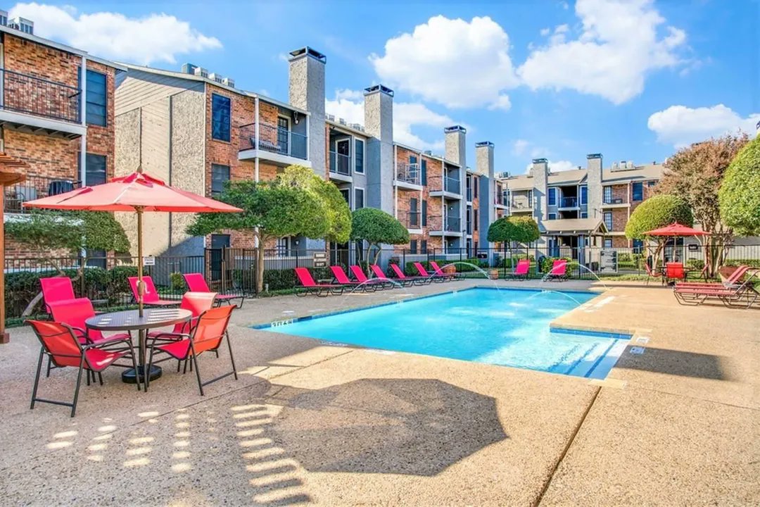 TripleNetInvest's tweet photo. This trend is very concerning...

518 apartment units faces foreclosure in Dallas, Texas

- Tides at Whispering Hill: 314 units 
- Tides at Lawler East: 204 units

The total loan stood at $35M or ~$67K a unit

First office buildings fell off a cliff... 

Now apartment/multi-family buildings in the hottest mkts are feeling the pain

What comes next for commercial real estate?