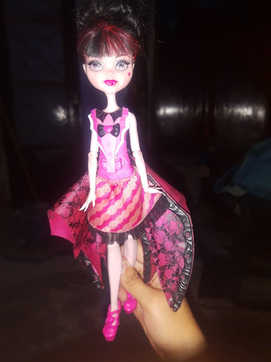 | No puedo creerlo amo demaciado este personaje justo el día de mi graduación el martes  mi  me regalaron esto🩷🩷🩷
Me emociona ver a Draculaura en Rap no puedo con tanta emoción🩷🩷🩷
<a href="/VAMPIRACOQUETTE/">。𝓜𝑰𝑺𝑺𓂃𝓓𝑹𝑨𝑪𝑼𝑳𝑨𝑼𝑹𝑨 ♡</a>
 Si este tipo de fandom llegará a crecer muto y me traigo a ravenquin