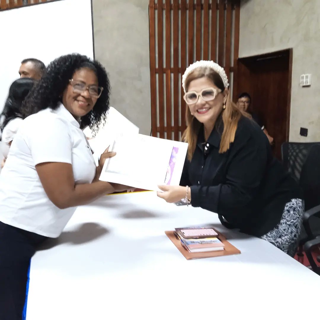 cdcefalcon's tweet photo. 113 mujeres falconianas recibieron su título de bachiller, como parte del Vértice Dos de Edúcate Venezuela Mujer, desde el auditorio María Mercedes Colina de Coro.
Síguenos 📲 
@NicolasMaduro 
@_LaAvanzadora 
@MPPEDUCACION https://t.co/qylME4uC85