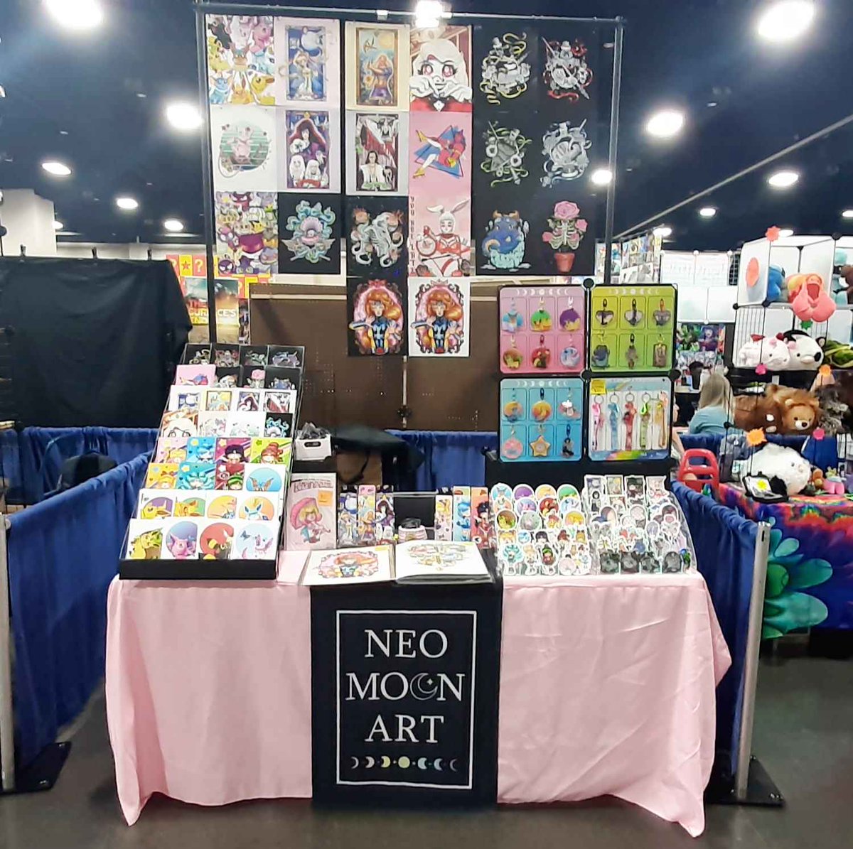 NeoMoonArt's tweet photo. Oh hai there ♥ Long time no post! 
This was my last setup and it was at Fanboy Knoxville, TN. https://t.co/KRTO01Bn2T