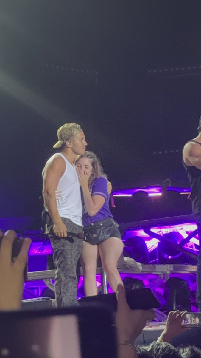 CarlosP_etiso's tweet photo. If you were WWG &amp; had M&amp;G on the same night, drop your M&amp;G pic &amp; Worldwide pic... 

26/02/2023 no te voy a olvidar nunca💘 https://t.co/toavHh3vu2