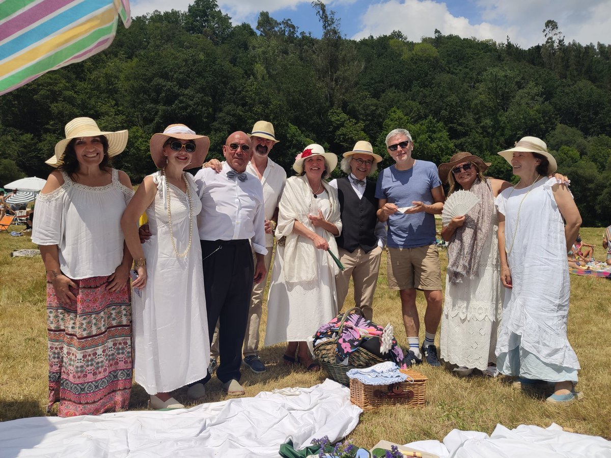 luigisalas's tweet photo. Ganadores del concurso de picnic de La Señora Fiesta 2024 que organiza @RodrigoCuevasG Un grupo de indianos con @ElComidista @mikeliturriaga Un placer compartir ese momento tan guapo con vosotros https://t.co/jFjeXZroN9