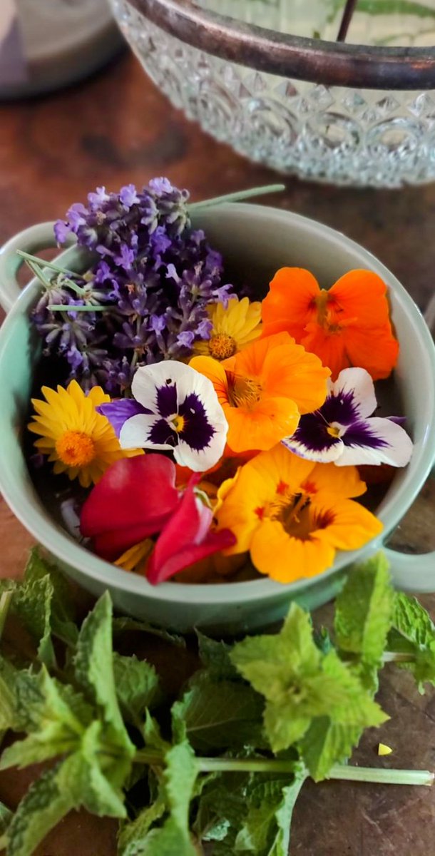Some #fresh flowers for tonight's cocktails! Perfect #cleveland weather tonight! 

 #chagrinfalls #local