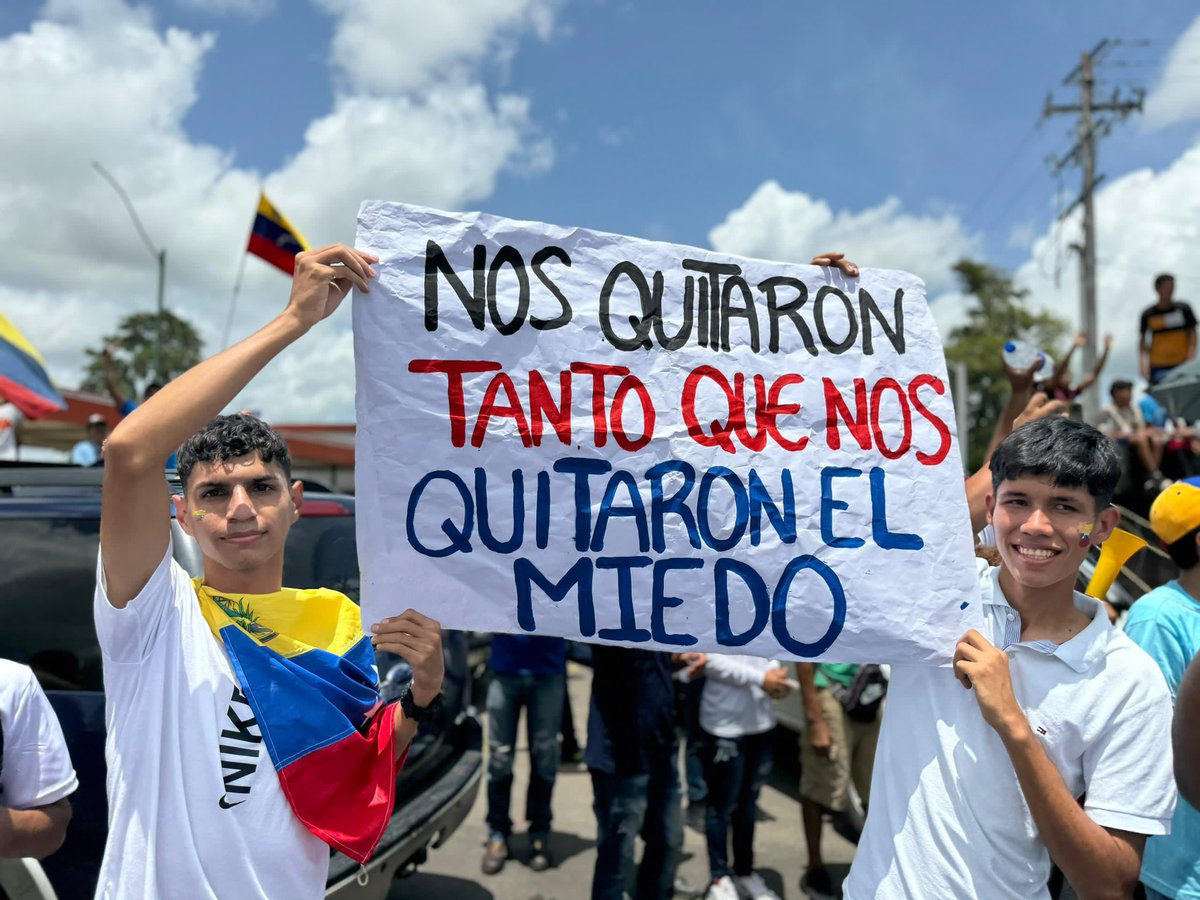 leopoldolopez's tweet photo. Este mensaje de jóvenes hoy en Monagas con MCM y Edmundo resume lo que mucha gente de afuera pregunta: Pero no tiene miedo la gente?  La verdad es que quienes están chorreados de miedo es Maduro y los Rodríguez que hoy anuncian gira “clandestina” porque tienen miedo a las calles vacías y al rechazo que les tienen los venezolanos en todos los rincones del país.