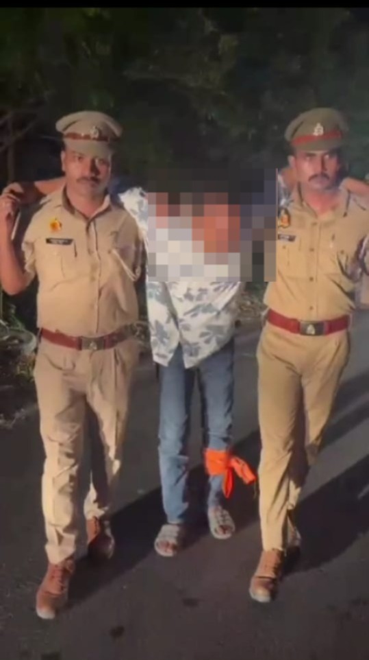 ghaziabadpolice's tweet photo. #CrackdownGhaziabad
थाना इन्दिरापुरम पुलिस द्वारा मुठभेड़ में दो लुटेरे गिरफ्तार/घायल, कब्जे से दो तमंचा, 02 जिन्दा,एक खोखा,एक मिस फायर कारतूस,एक पीली धातू का कुंडल,लूट के माल को बेचकर प्राप्त 10,000/-रु0 बरामद। 
बाइट-श्री स्वतन्त्र कुमार सहायक पुलिस आयुक्त इन्दिरापुरम
@Uppolice https://t.co/PSdYR2LNgg