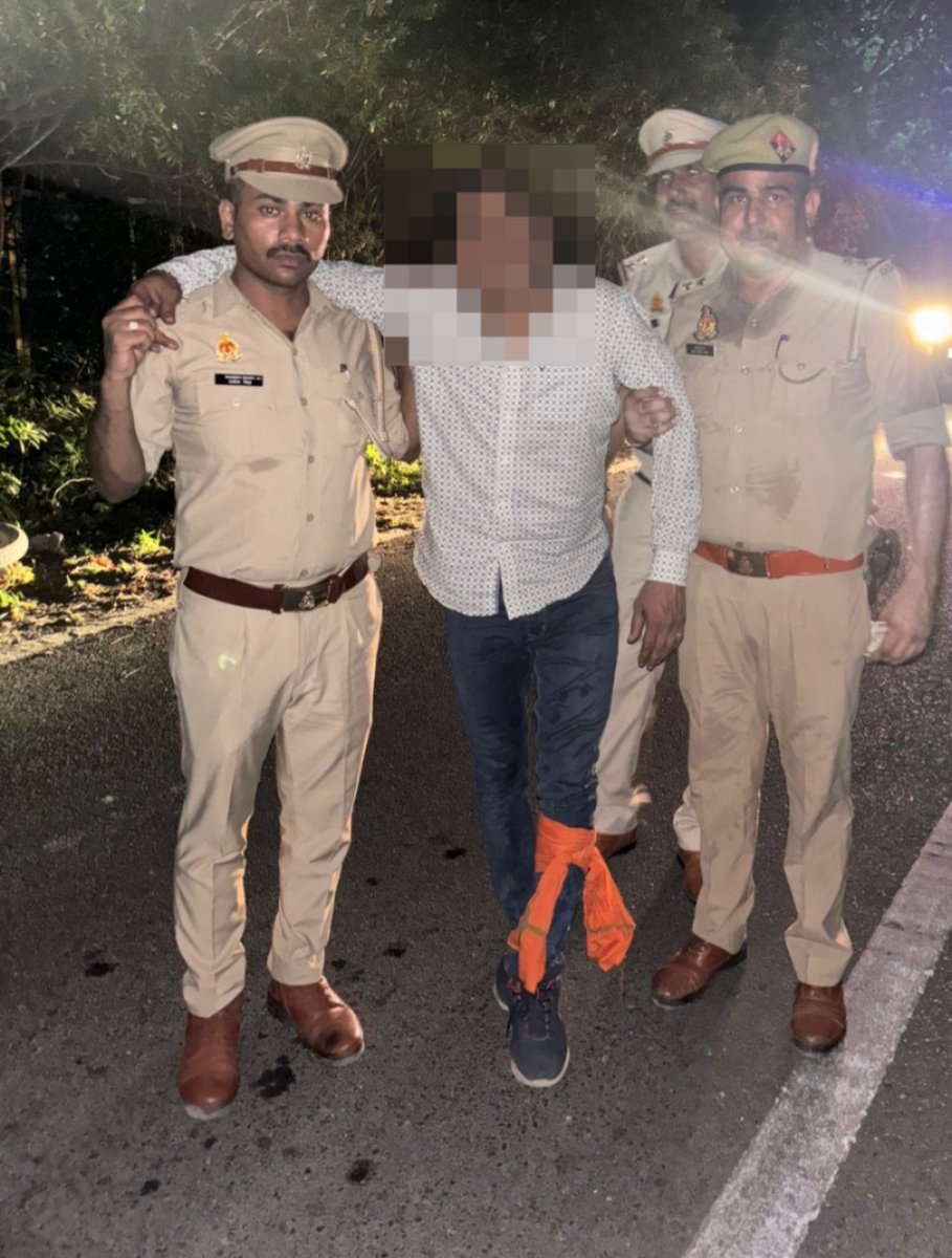 ghaziabadpolice's tweet photo. #CrackdownGhaziabad
थाना इन्दिरापुरम पुलिस द्वारा मुठभेड़ में दो लुटेरे गिरफ्तार/घायल, कब्जे से दो तमंचा, 02 जिन्दा,एक खोखा,एक मिस फायर कारतूस,एक पीली धातू का कुंडल,लूट के माल को बेचकर प्राप्त 10,000/-रु0 बरामद। 
बाइट-श्री स्वतन्त्र कुमार सहायक पुलिस आयुक्त इन्दिरापुरम
@Uppolice https://t.co/PSdYR2LNgg