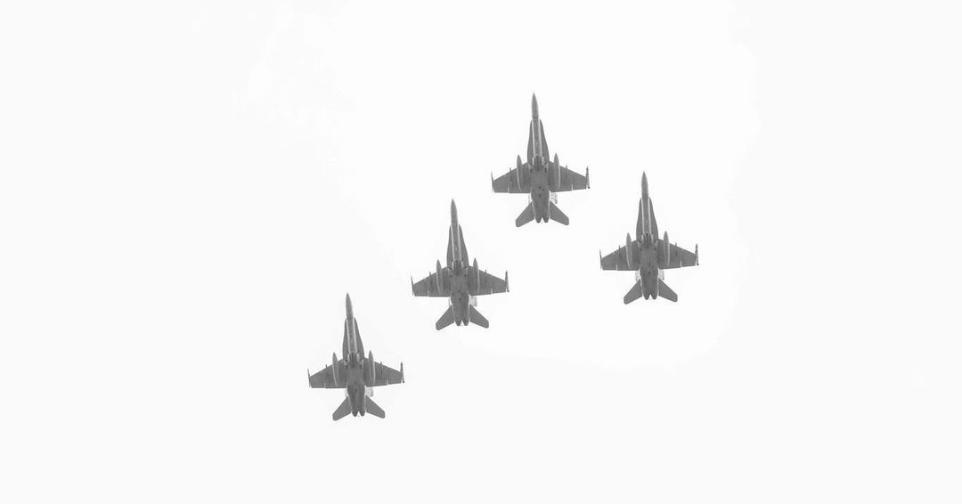 From the sound of freedom to the sound of water splashing, we wish you a happy last weekend of #beaufortwaterfestival!  
📸: Cpl. Mason Coots