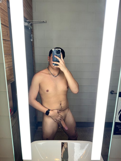 Alex - I’m a sucker for a mirror with lights 😮‍💨 https://t.co/0YktRFc9x8