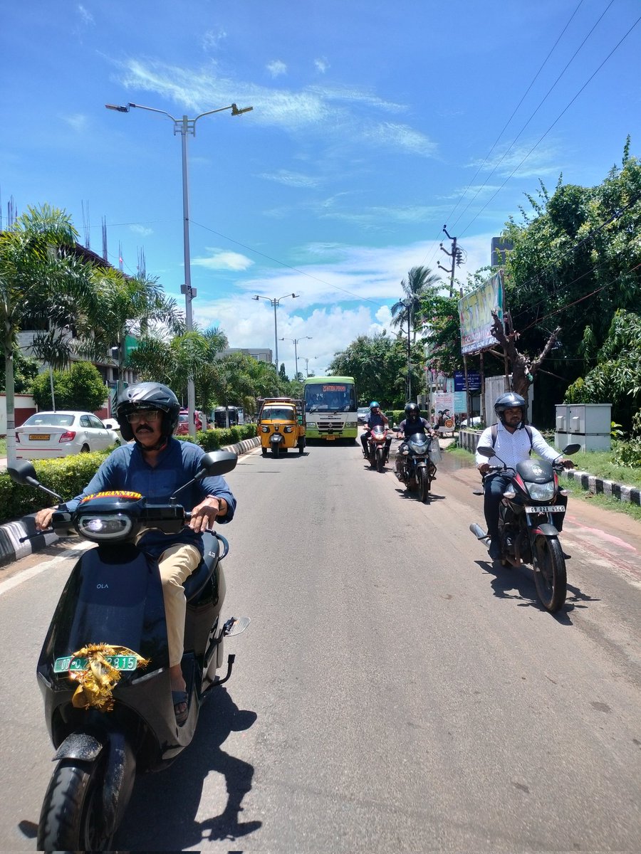 SmruthiP's tweet photo. @CRUT_BBSR near airport road this bus was driving and behaving rude upon the people and there are patches on the road he was driving there and affecting other people too. Bus number 25
Number OD 33 U 7330 https://t.co/7QI6ksuQ8k