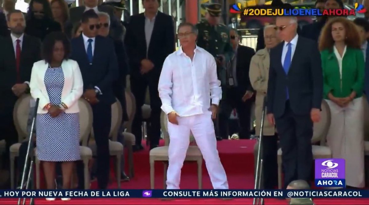 Casi 3 horas tarde, con cara y pinta de enguayabado como si acabara de salir del burdel donde consumió  basuco, alcohol y travestis toda la noche. Asi apareció este adefesio al desfile del 20 de julio. 🤢