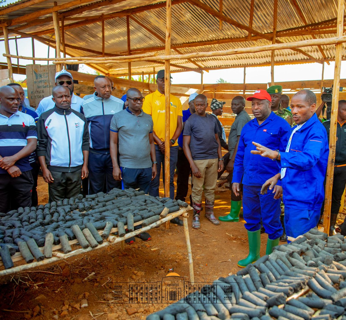 NtareHouse's tweet photo. Ce 20/7, la cararavane #Inkevuzo est passée dans @RutanaProvince, où le Chef de l'Etat a visité la coopérative #Twiteze_imbere, œuvrant dans le domaine de la protection de l'environnement, en substituant le charbon de bois par la tourbe produite à partir des déchets organiques. https://t.co/WKidEdCRdn