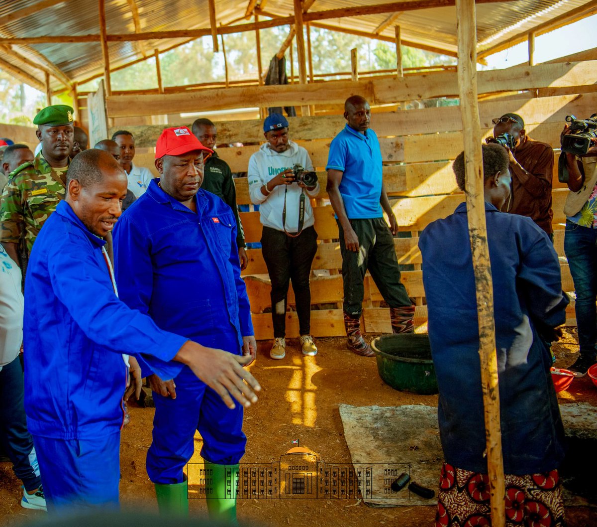 NtareHouse's tweet photo. Ce 20/7, la cararavane #Inkevuzo est passée dans @RutanaProvince, où le Chef de l'Etat a visité la coopérative #Twiteze_imbere, œuvrant dans le domaine de la protection de l'environnement, en substituant le charbon de bois par la tourbe produite à partir des déchets organiques. https://t.co/WKidEdCRdn