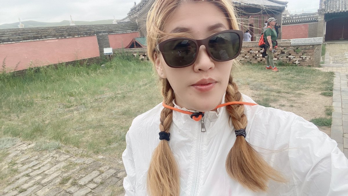 Хөдөө явсын тгд тэр авч явсан плаж эдрээ хэзээ өмсөхөө мэдкү болохоор буцаад үүрээл ирсэн дээ 😝😝😂