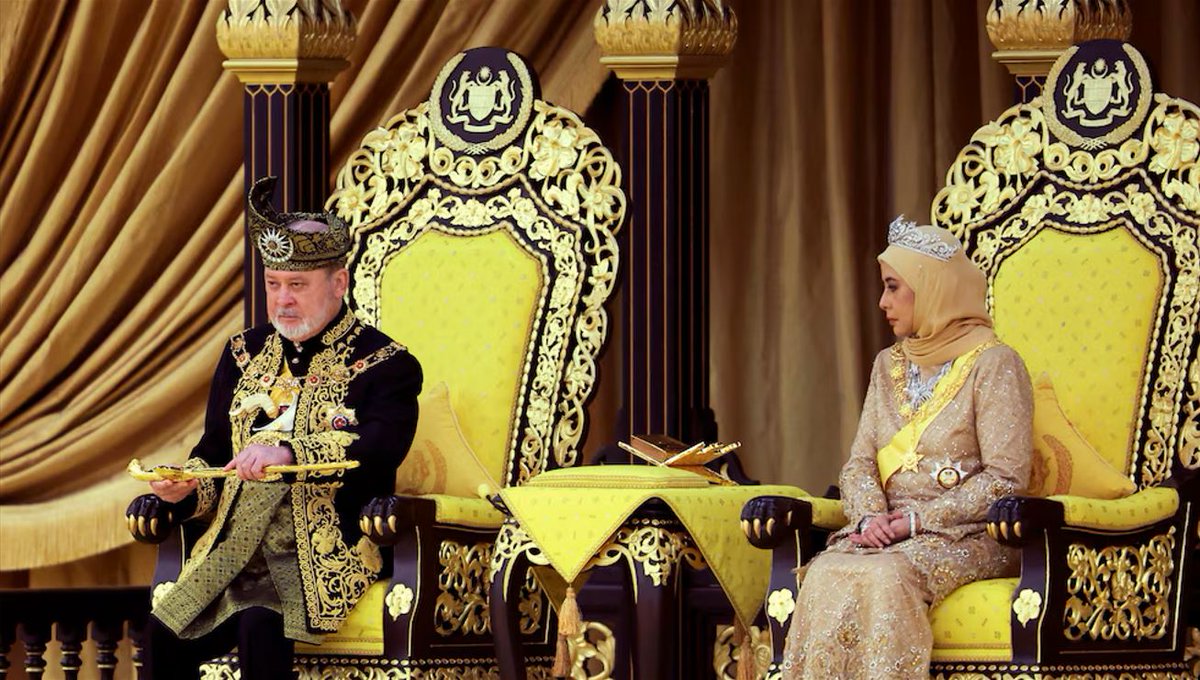 Monarchies2000's tweet image. Le Sultan Ibrahim, 65 ans, monarque de Johor, a été couronné 17e roi de #Malaisie à Kuala Lumpur #coronation #monarchy #monarchie #Malaysia 👑🇲🇾