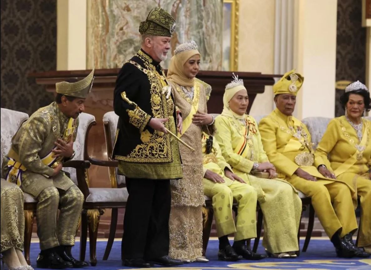 Monarchies2000's tweet image. Le Sultan Ibrahim, 65 ans, monarque de Johor, a été couronné 17e roi de #Malaisie à Kuala Lumpur #coronation #monarchy #monarchie #Malaysia 👑🇲🇾