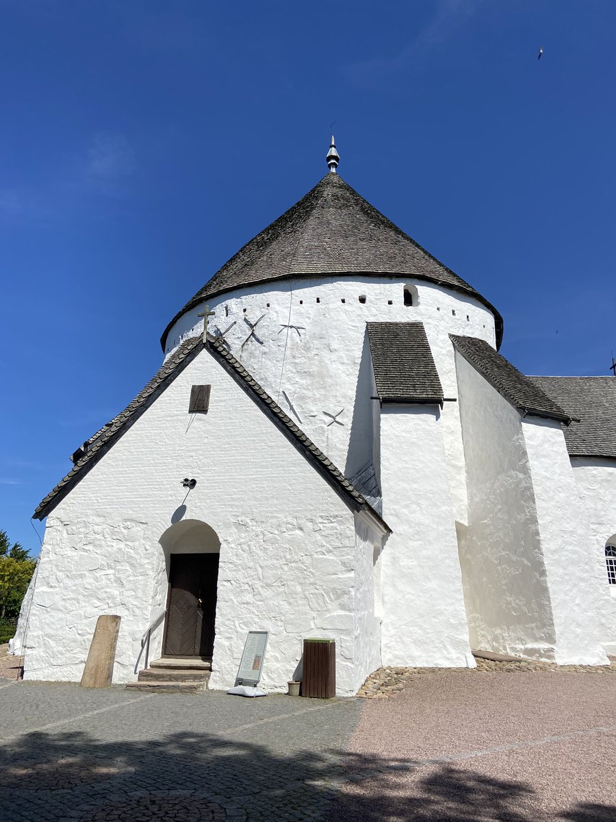Architektura romanska to jest cos co robi wrazenie i przenosi w czasie
Niby to wszystko takie niezdarne konstrukcyjnie,ale wyobraznia dziala jak wehikuł czasu
Warto było dziś robić dużą pętle na rowerze na Bornholmie
Szkoda że zawieruchy pogrzebały polskie perełki arch romańskiej