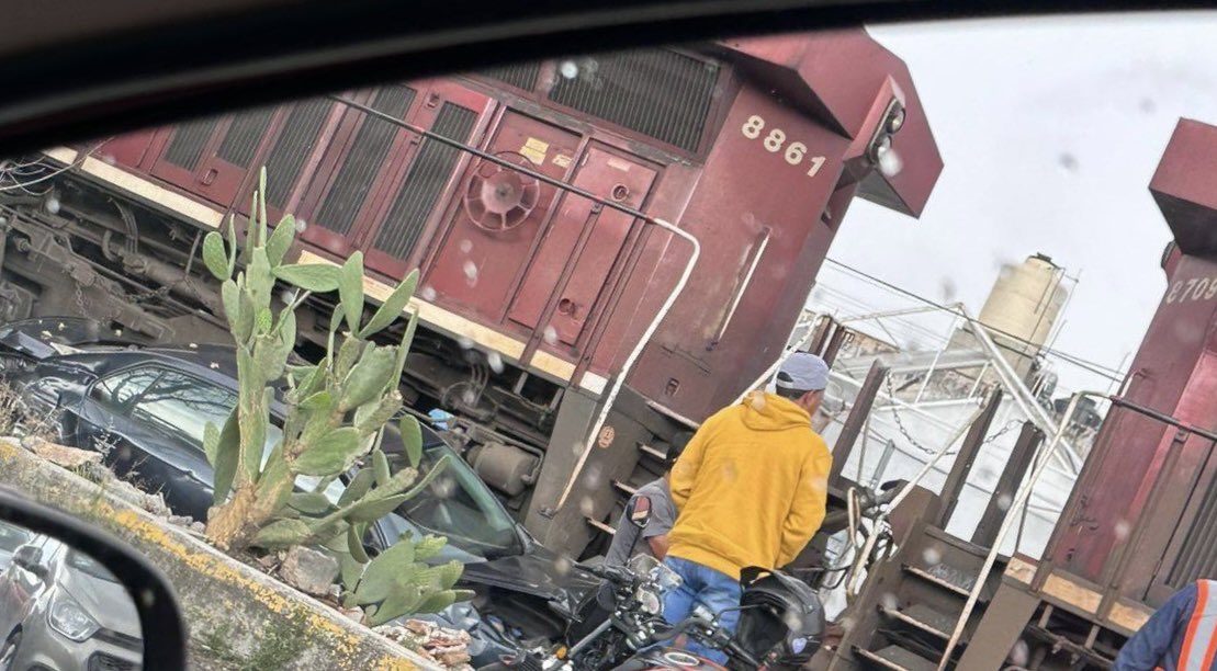 cuartopodermich's tweet photo. #Alerta | 🚨 Tren de #CPKC arrastra vehículo en cruce de la #Avenida #Guadalupe Victoria, y #DivisióndelNorte, en #Morelia. https://t.co/fMGtvw9oz6