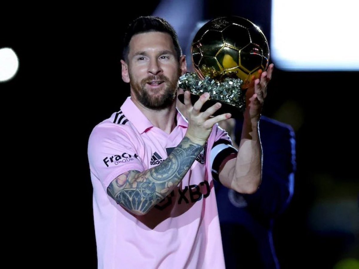 Loguito6's tweet photo. L'Inter Miami annonce qu'il honorera la victoire de Lionel Messi en Copa America et son record de 45 titres avant son match de ce soir. ✨🇺🇸
Ils ont déjà fait + pour lui que l’horrible PSG https://t.co/zzvbmtUbat