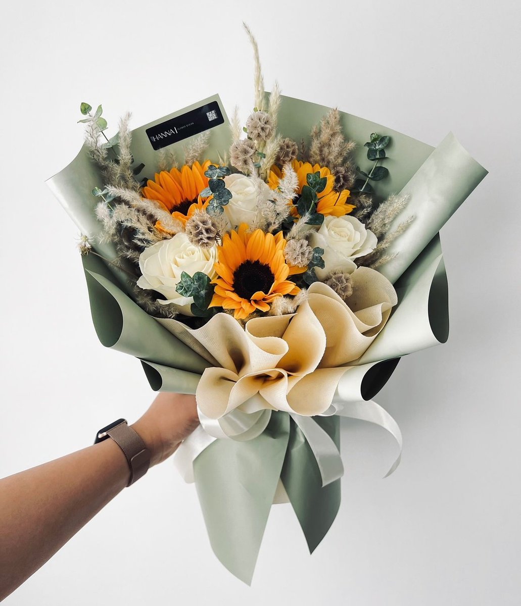 sunflowerchives's tweet photo. Sunshine in a bouquet. https://t.co/6ktXq5bLvq