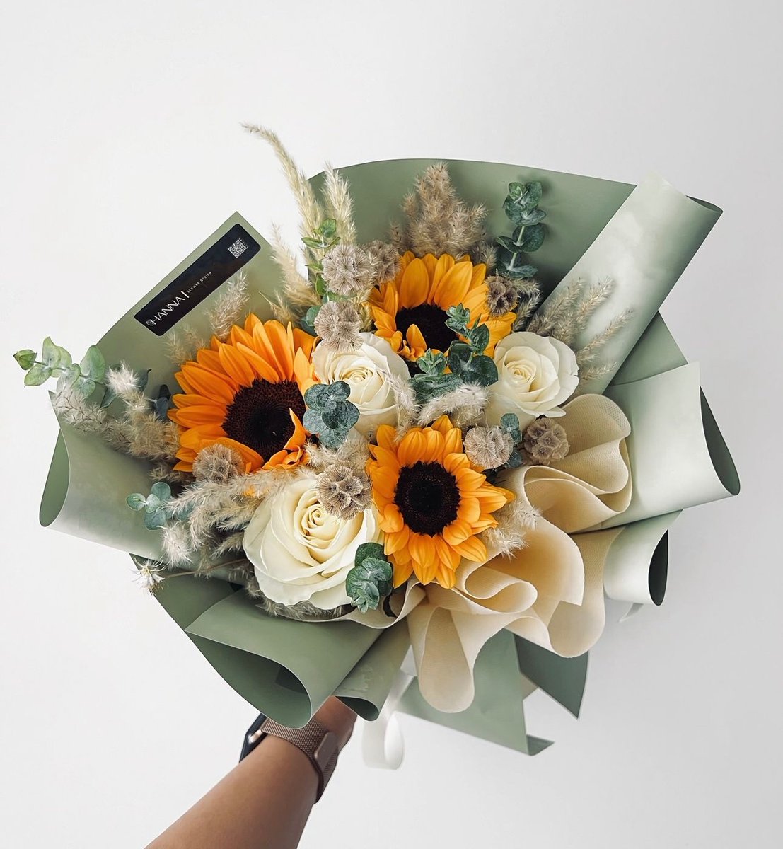 sunflowerchives's tweet photo. Sunshine in a bouquet. https://t.co/6ktXq5bLvq