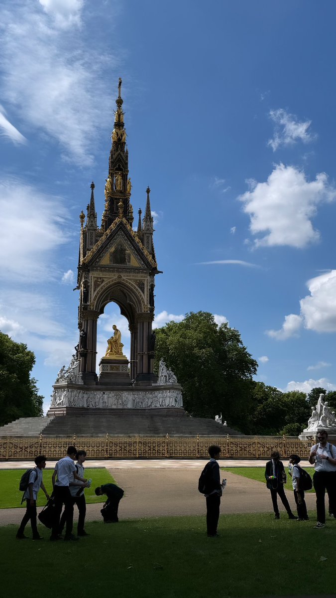 paulamoz's tweet photo. My photo of the Albert memorial, in London , I took on Thursday.. 😊 🇬🇧 🇬🇧 #london #twitterpic https://t.co/Jlshq6Blm6