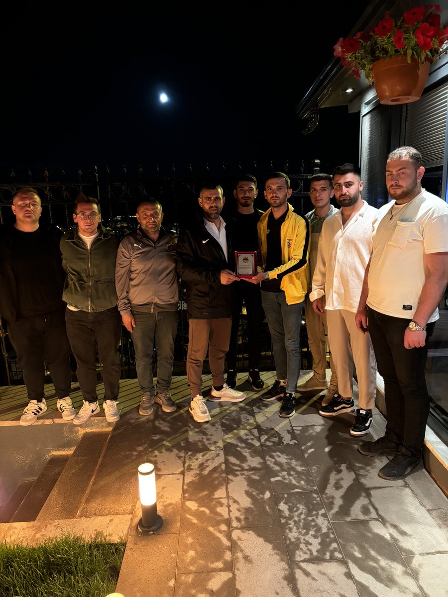 TAVRIMIZ NET! 
Futbol aşığı bu şehiri tek çatı altında toplayacak tek bir isim var oda BÜNYAMİN YAZOĞLU’dur. 
Bayburtspor’umuza ve grubumuza her zaman maddi ve manevi desteğini esirgemeyen sayın Bünyamin YAZOĞLU başkanımıza grubumuzun formasını ve plaketini takdim ettik.