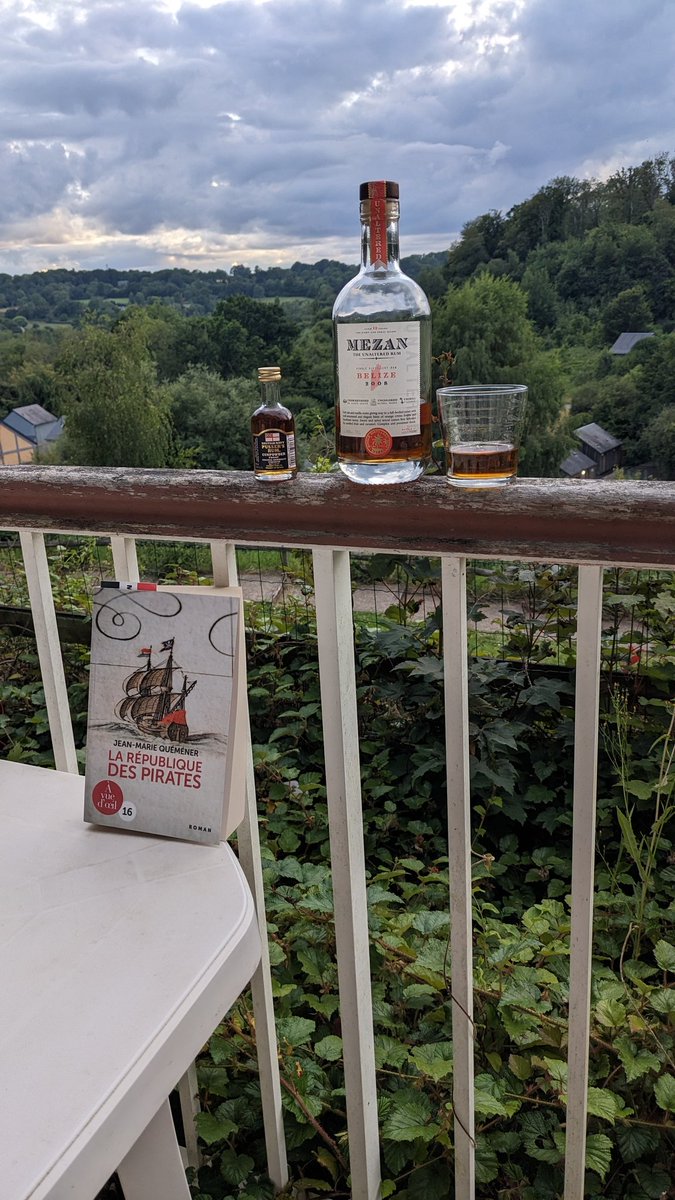 Les vacances débutent en détente 😌
🥃📕⚔️💣🏴‍☠️
#rum
#nassau 
#Pirates