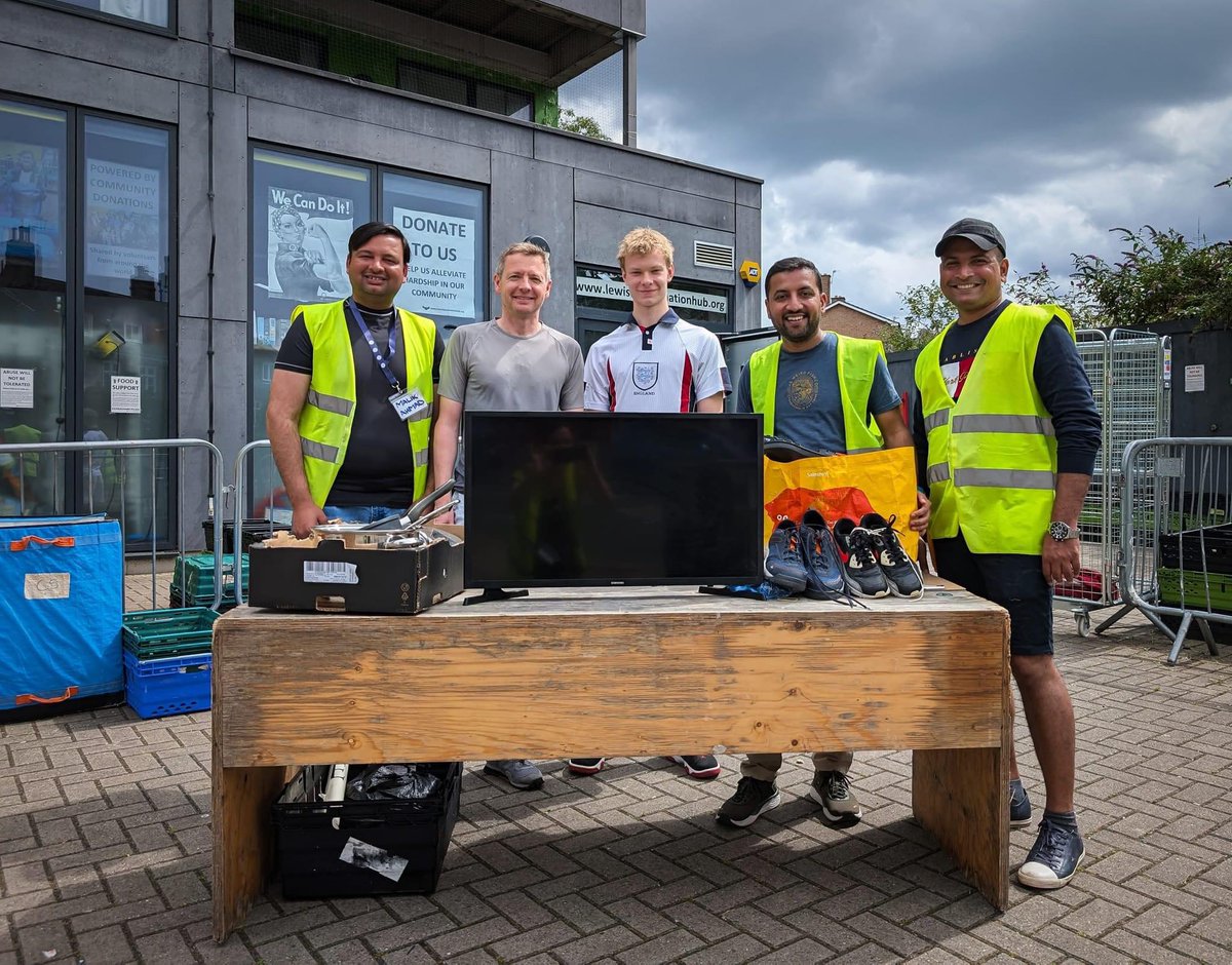 Three of our most sought-after items in one lovely haul - sparkly pots and pans, a TV and men's footwear. Thank you Jason and Harry for donating last Sunday, and previous Sundays before!

bit.ly/donate-ldh
#London #donate #ClimateCrisis #CostOfLivingCrisis