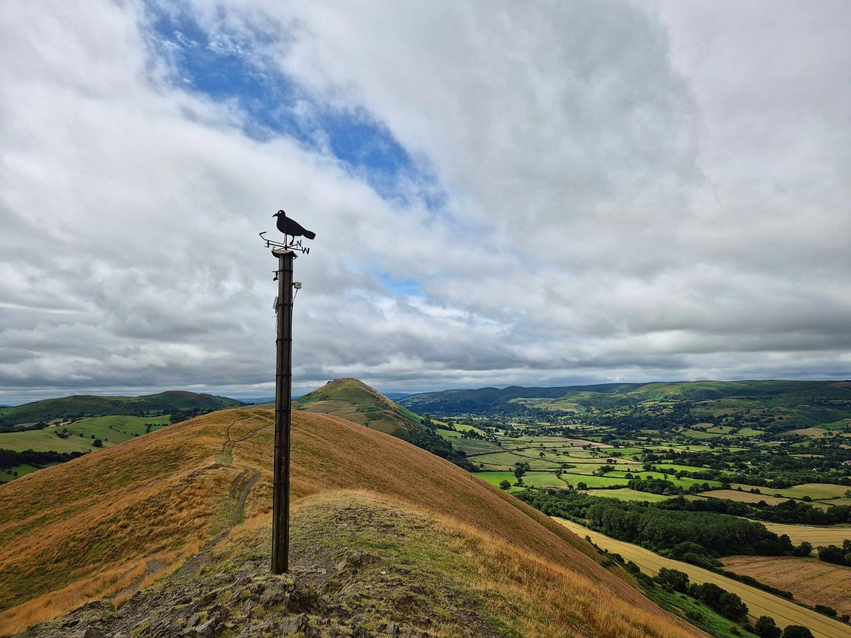 sharonamery's tweet photo. What a great day for a walk across my favourite hills, Caer Caradoc and The Lawley! ๐
#caercaradoc #caradoc #thelawley #churchstretton #shropshire #shropshirehills #countryside #nature #summer #summervibes #bluesky #sunshine #walking #exploring #weekendexploring #weekendvibes https://t.co/vtByeEYwYt