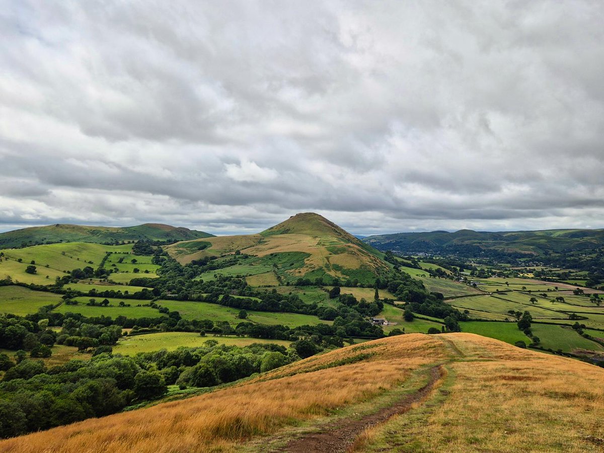 sharonamery's tweet photo. What a great day for a walk across my favourite hills, Caer Caradoc and The Lawley! ๐
#caercaradoc #caradoc #thelawley #churchstretton #shropshire #shropshirehills #countryside #nature #summer #summervibes #bluesky #sunshine #walking #exploring #weekendexploring #weekendvibes https://t.co/vtByeEYwYt