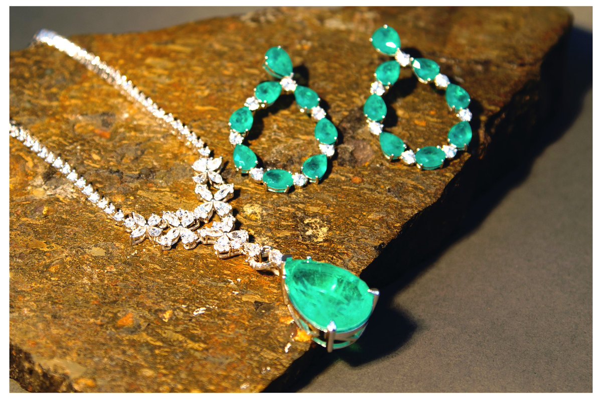 La turmalina paraiba parece brillar por sí sola, incluso cuando hay poca luz ambiental. Debe su impresionante intensidad de color a trazas de cobre y manganeso, que no se han encontrado antes en ninguna otra turmalina. Eso solo hace que la piedra sea una rareza geológica.