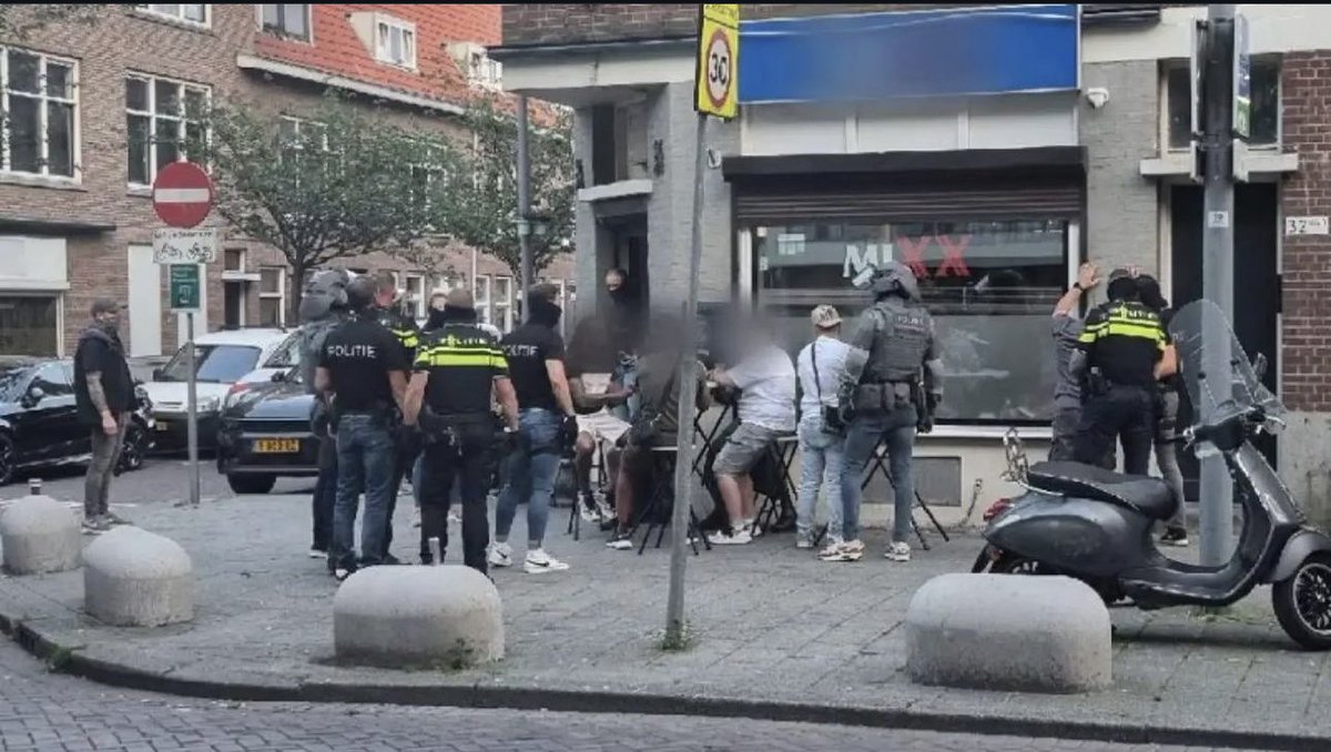teamparaatheid's tweet photo. Gisteren in samenwerking met het AOT een instap in een café aan de Slaghekstraat gedaan. Hier is een vuurwapen aangetroffen en één persoon aangehouden.
#Rotterdam #TPE #AT #Samenwerken #PolitieRotterdam #Politie #Instap
https://t.co/8nWGrD8Awd https://t.co/jtAv2cULn1