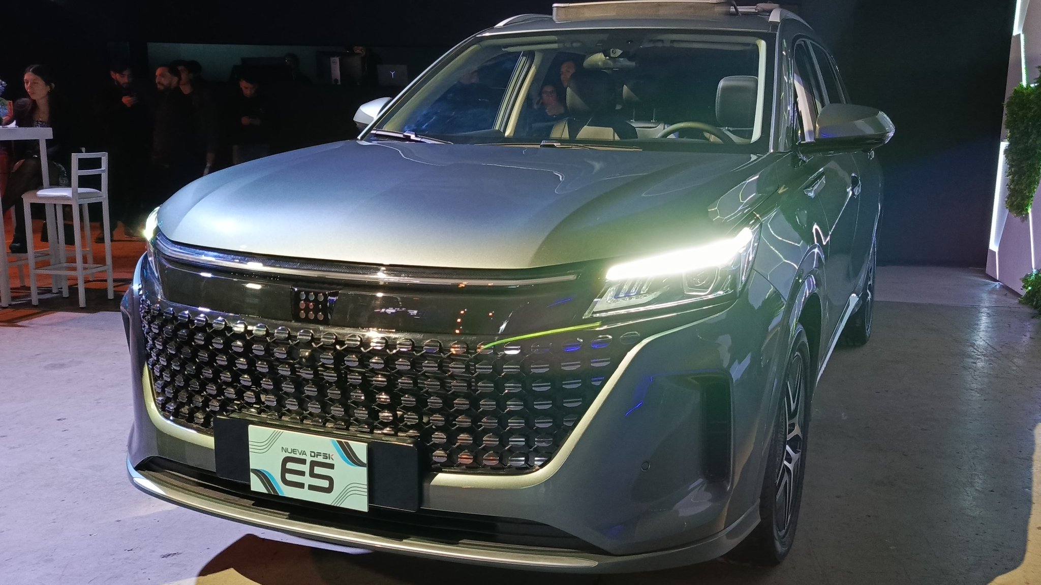 DFSK lanza su primera SUV híbrida enchufable DFSK E5 y su camioneta Glory 600
