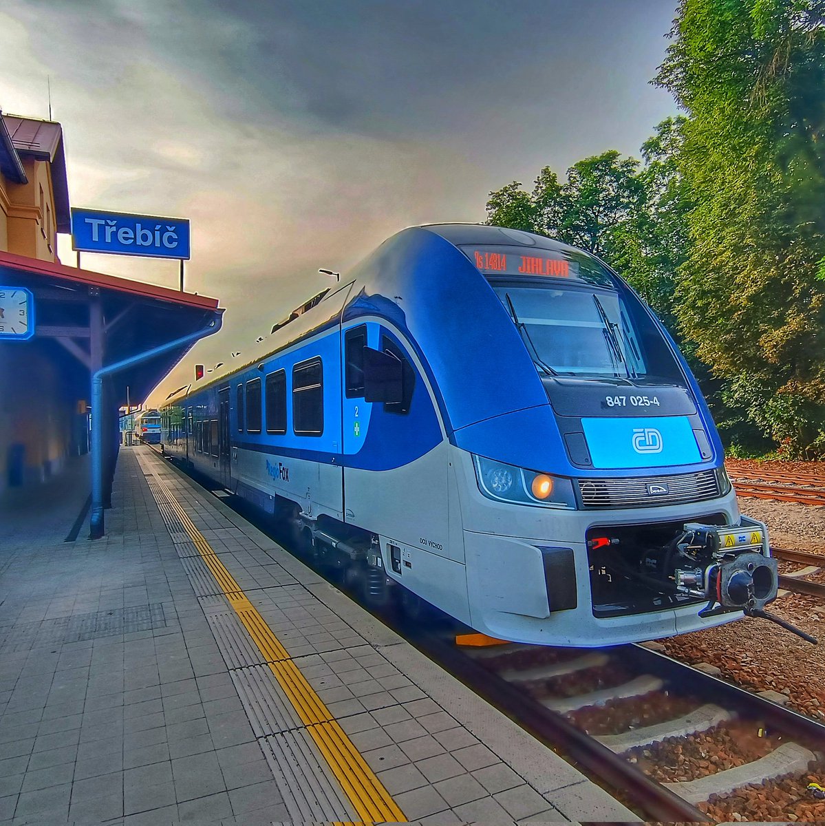 Na vybraných osobních vlacích mezi Třebíči a Jihlavou se nově setkáme s novými jednotkami Českých drah RegioFox polského výrobce Pesa Bydgoszcz. Na snímku zobrazen sobotní ranní spoj Os 14814 (Třebíč - Jihlava). 🚄👍😎 #ceskedrahy #pesabydgoszcz #regiofox #vysocina #trebic