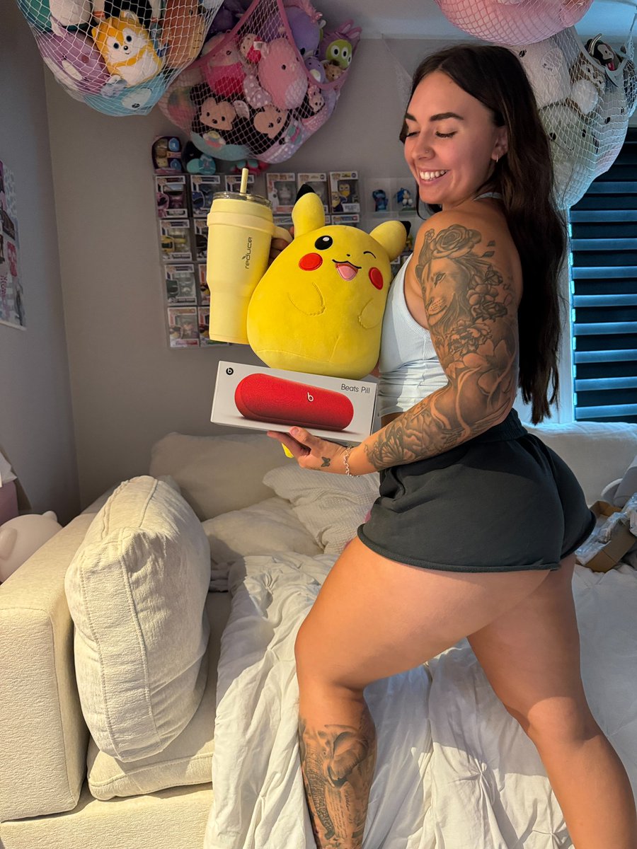 abbyberner_'s tweet photo. BEATS PILL &amp; SQUISHMALLOW GIVEAWAY! 🎮

- Follow my Twitter @abbyberner_ 
-Follow my Twitch: abbyberner 
-Add my Snapchat: @bbyberner
- COMMENT YOUR FAVORITE SONG! 
Retweet &amp; Tag your friends for more entrees❤️

1 winner chosen on 7/27 good luck!!! https://t.co/Oq9FPYXtQK