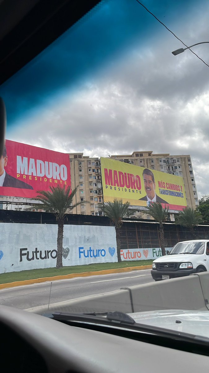hcapriles's tweet photo. ¿Cuántas vallas colocó Maduro? Ninguna muestra OBRA de Gobierno porque NO hay. Lo que si hay que condenar es el despilfarro de fondos públicos, para eso si hay recursos pero no hay para mejorar los salarios y pensiones de los venezolanos. Igual mi querida amiga, estimado amigo, las VALLAS y PENDONES (hay miles) NO votan, quienes VOTAN son ustedes y seremos millones el 28 por ¡Edmundo González Urrutia! @EdmundoGU