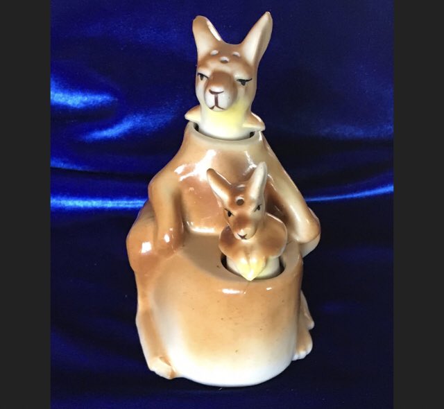 Yellowonetsy's tweet photo. 1940's Patent TT nodder Kangaroo salt and pepper shakers. For sale at https://t.co/eNfH8fSl5f. #kangaroo #nodder #vintage #saltandpepper #vintagesaltandpepper #vintageceramics #1940s https://t.co/hw5vRTvAyr