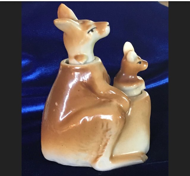 Yellowonetsy's tweet photo. 1940's Patent TT nodder Kangaroo salt and pepper shakers. For sale at https://t.co/eNfH8fSl5f. #kangaroo #nodder #vintage #saltandpepper #vintagesaltandpepper #vintageceramics #1940s https://t.co/hw5vRTvAyr