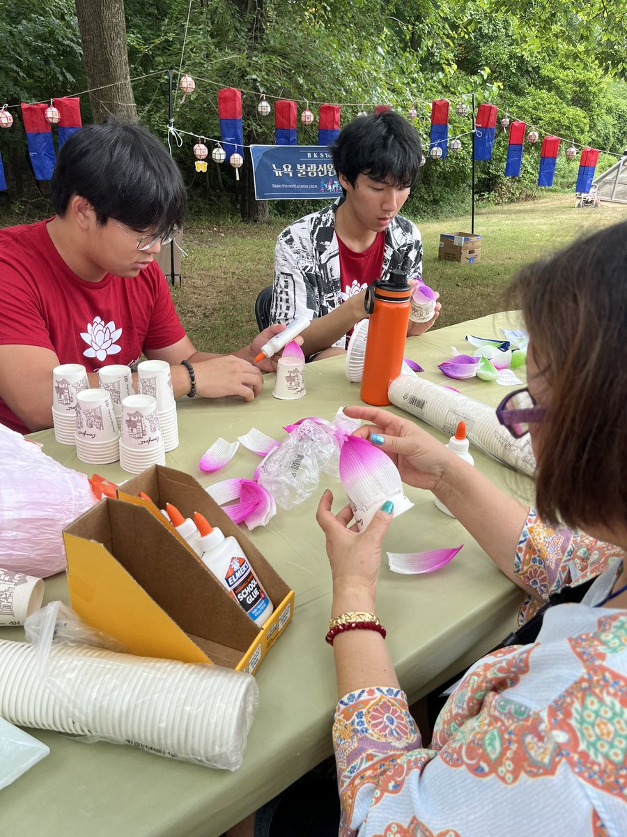 WDCGardener's tweet photo. We are here at the @KenAqGardens Fest today until 3pm - find us in back of the Visitors Center. We are giving out Monarch mix seed packs while supplies last! #gardendc #dmv #dc #lotusfest #waterlilyfest https://t.co/4rhOYTnRCZ