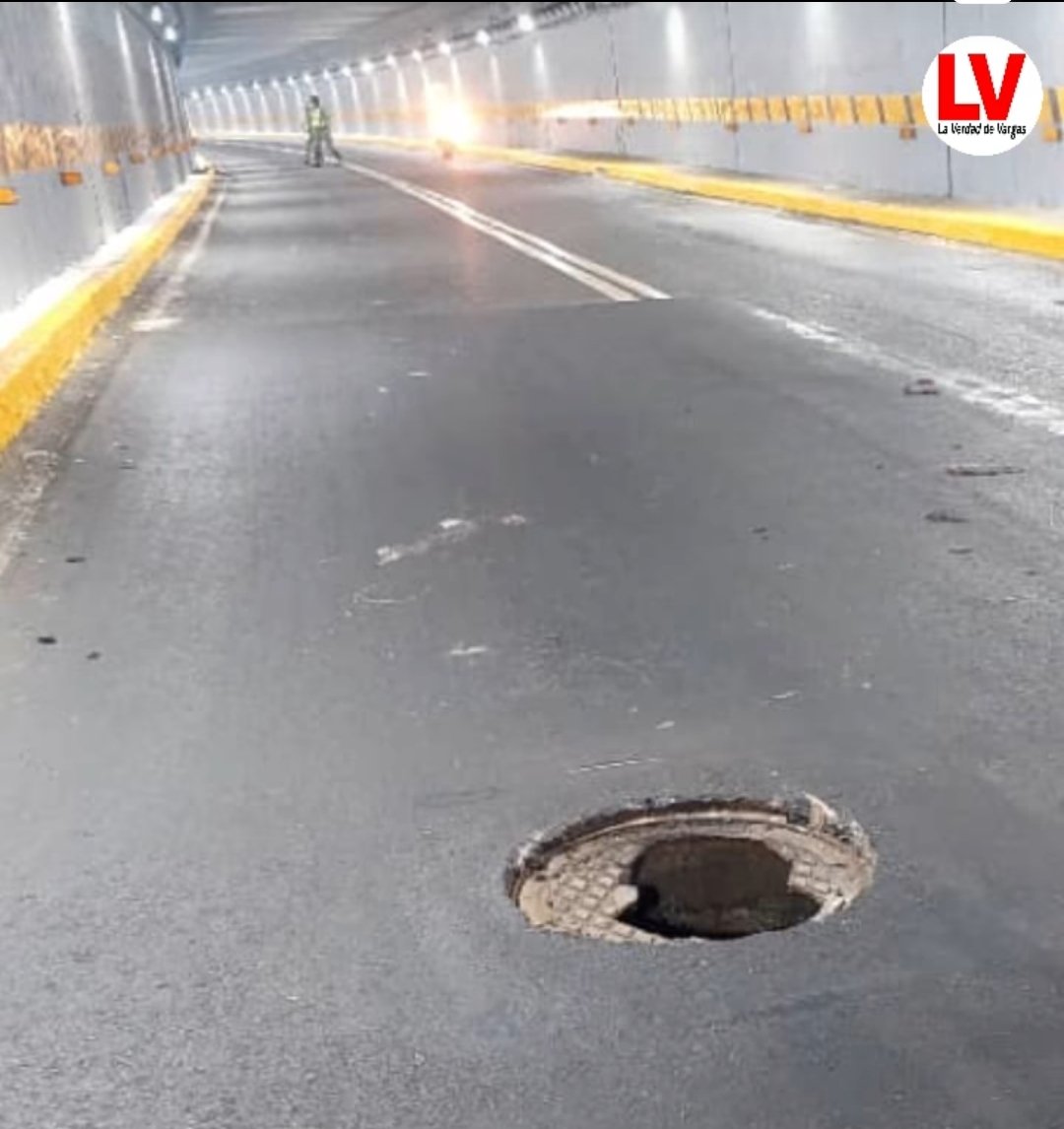 APacanins's tweet photo. @AecioEscalante ¿Y el mega hueco en la tapa de la alcantarilla en el Boquerón I bajando, la arreglaron también? https://t.co/zF7l6cOcxc