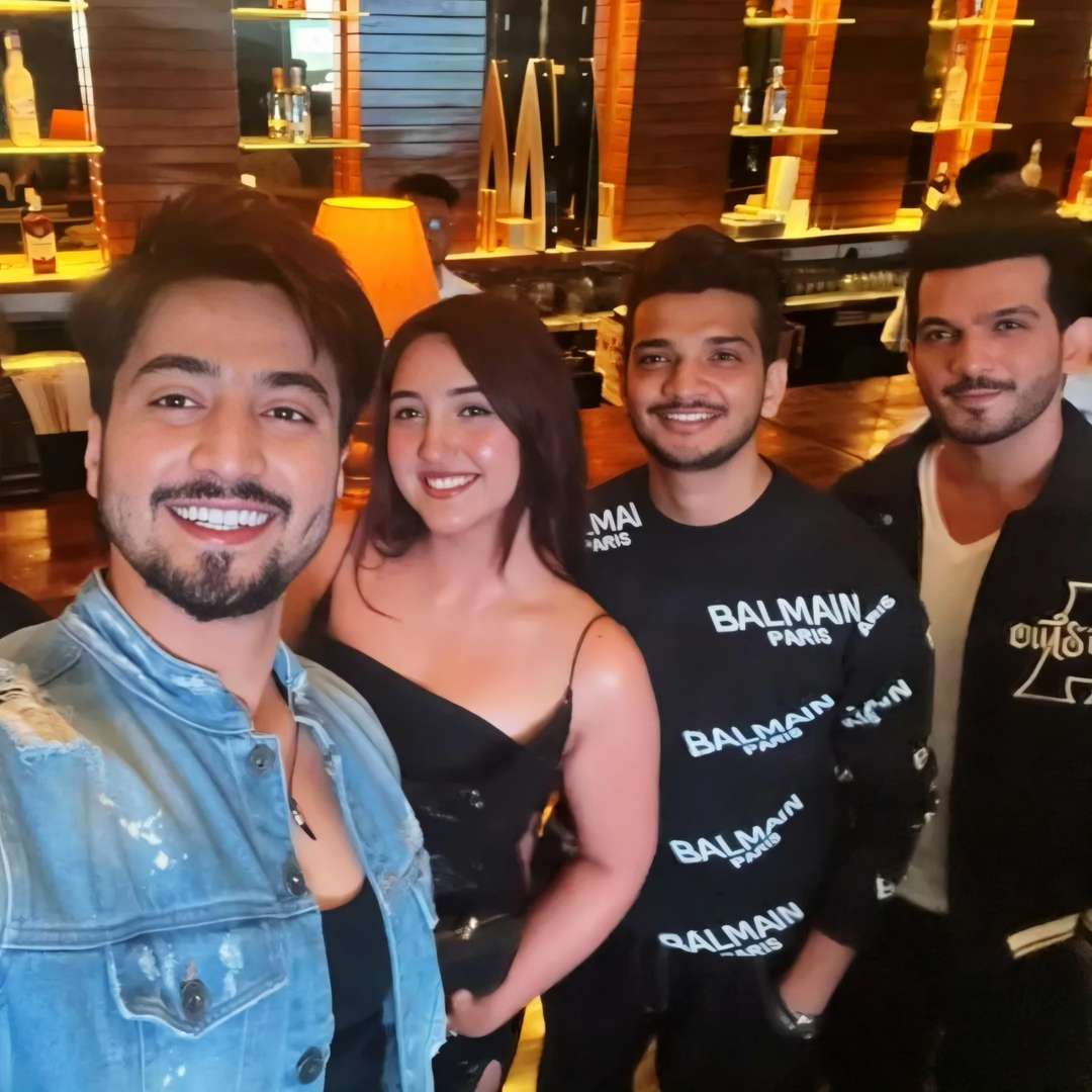 disha2907's tweet photo. 'Dusro se sunoge humko bura hi paoge 
Humse miloge to muskurate hue jaoge' 
Lines by one and only #FaisalShaikh 
.
FAISU'S GUEST APPEARANCE IN BB https://t.co/aQgWlaPmYG