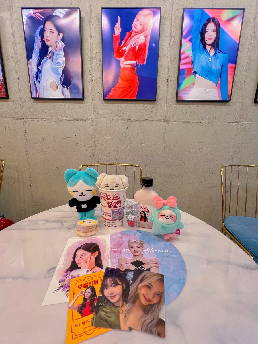 ITZY_konchaaan's tweet photo. リアセンイルカフェ 2つめ！
こっちもめちゃくちゃ綺麗な装飾とリアの写真が沢山展示されててちょー幸せだった(  ´˘`  )
#행복지수721
#ITZY #LIA #리아 https://t.co/rO65gA0lnV