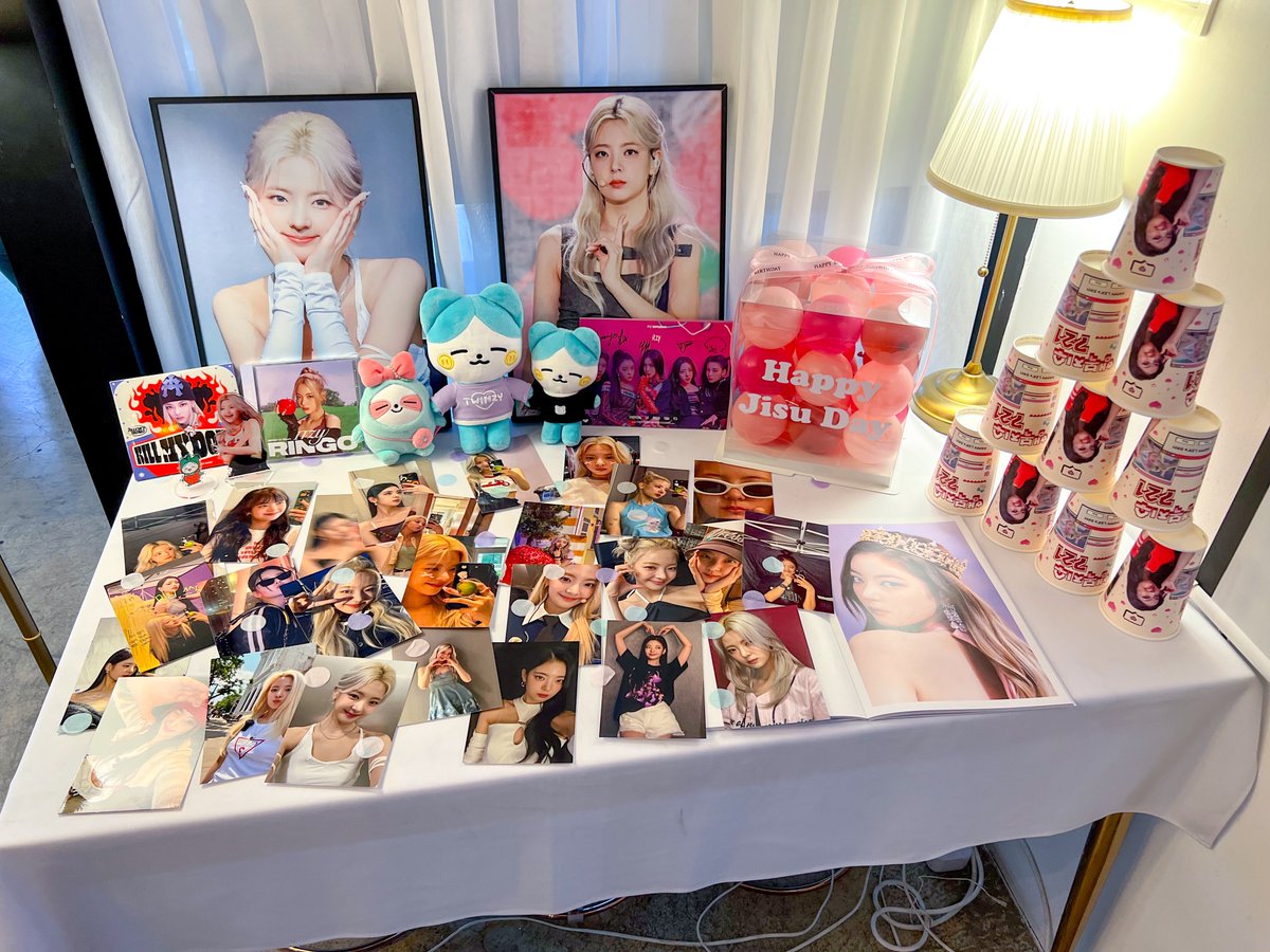 ITZY_konchaaan's tweet photo. リアセンイルカフェ 2つめ！
こっちもめちゃくちゃ綺麗な装飾とリアの写真が沢山展示されててちょー幸せだった(  ´˘`  )
#행복지수721
#ITZY #LIA #리아 https://t.co/rO65gA0lnV